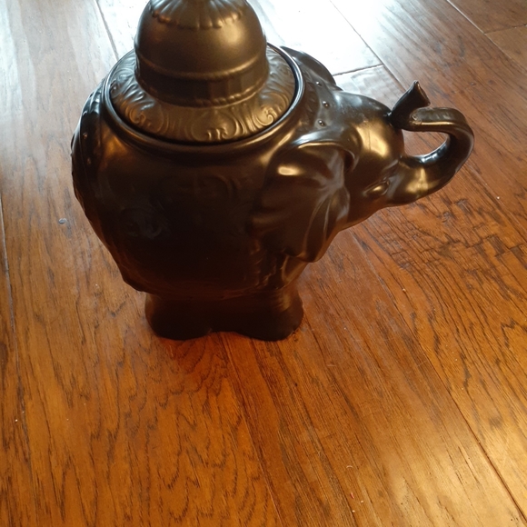 GORGEOUS NWT Z-Gallerie 13" Trunk-Up Lucky Elephant Black Ceramic Urn Vase. - Picture 8 of 10